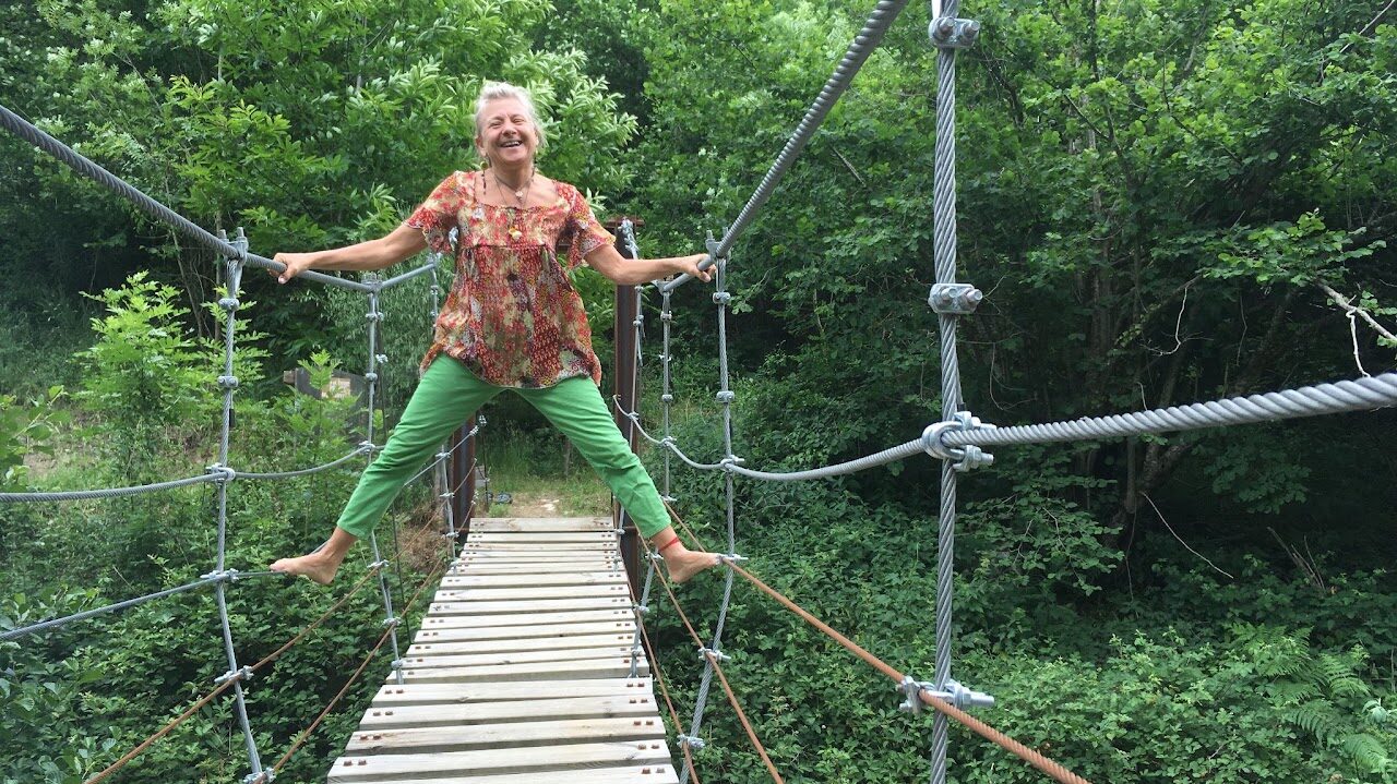 Brigitte Loew sur un pont suspendu