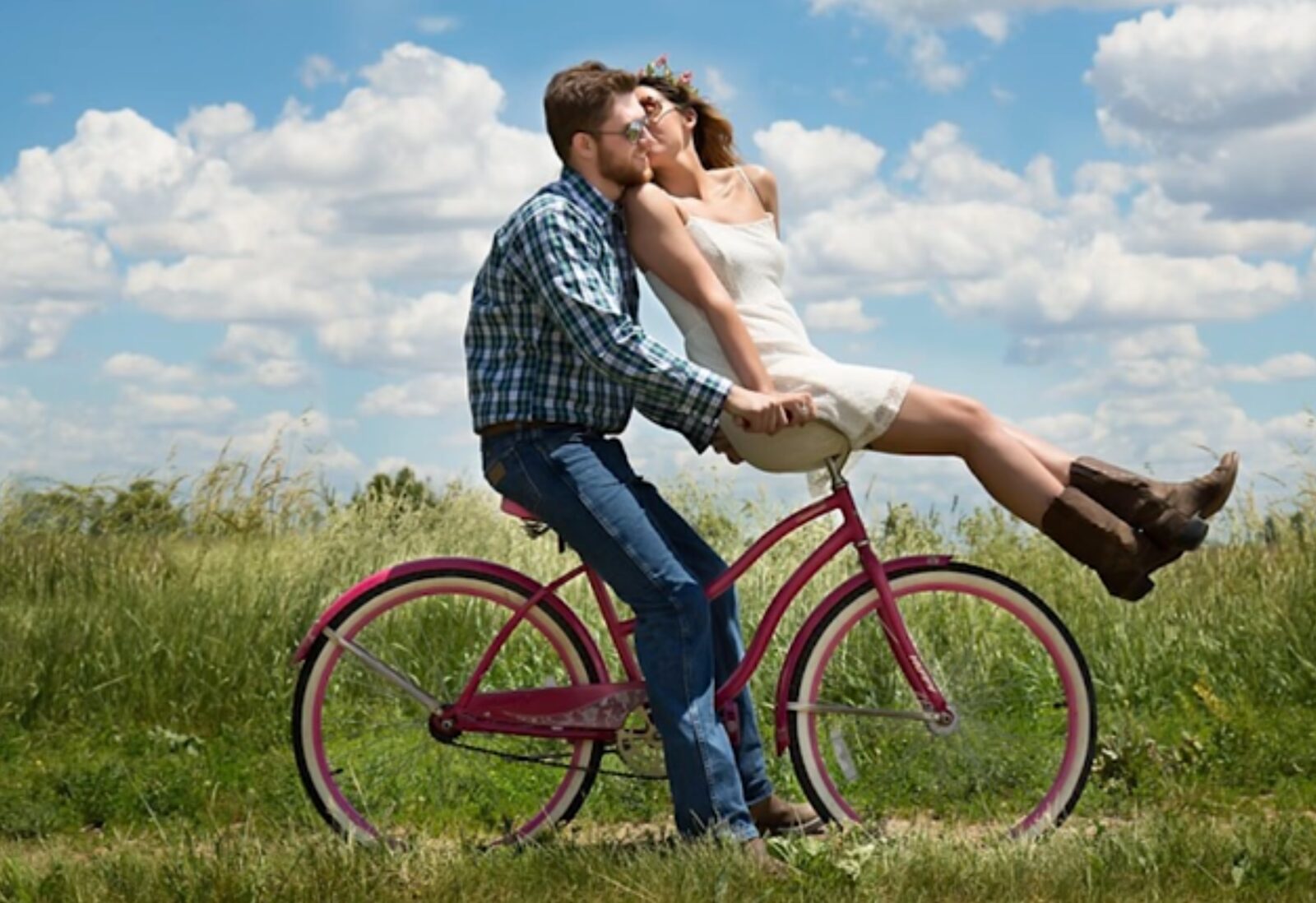 Couple joyeux à vélo